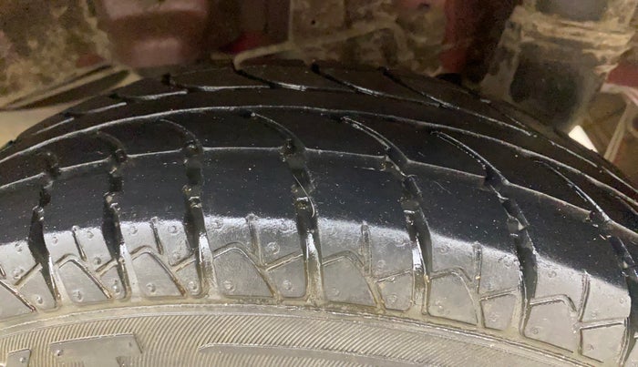 2013 Hyundai Eon D-LITE+, Petrol, Manual, 49,131 km, Left Rear Tyre Tread