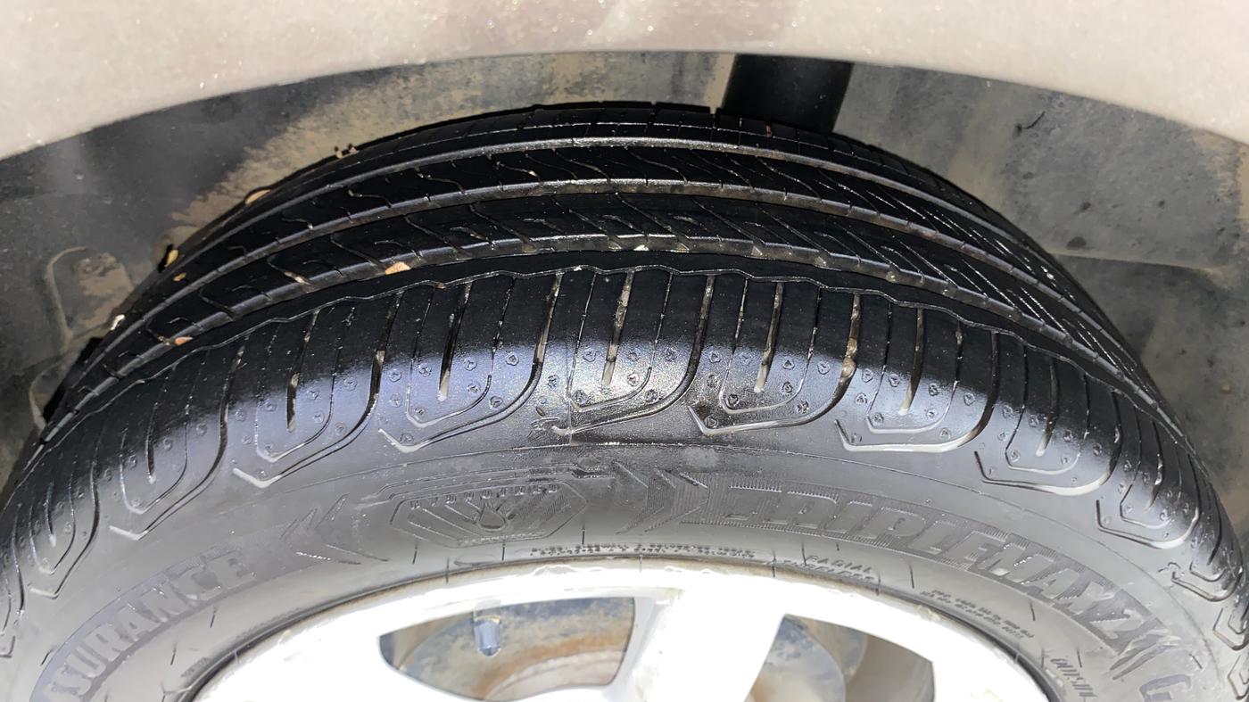 2015 Volkswagen Vento COMFORTLINE 1.6, Petrol, Manual, 1,08,866 km, Left Rear Tyre Tread