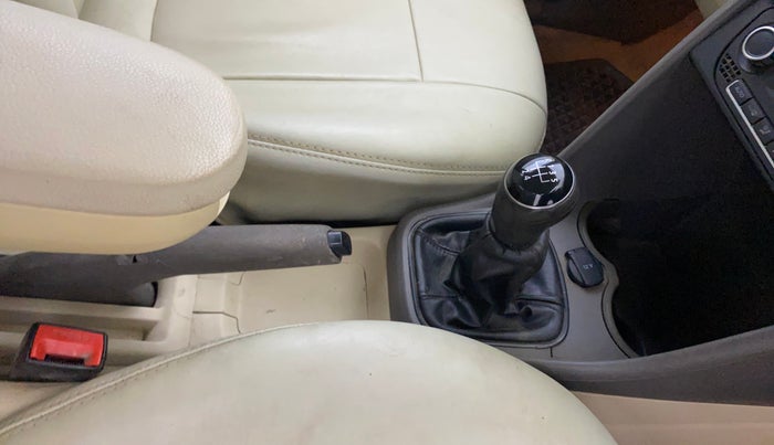 2015 Volkswagen Vento COMFORTLINE 1.6, Petrol, Manual, 1,08,963 km, Gear Lever