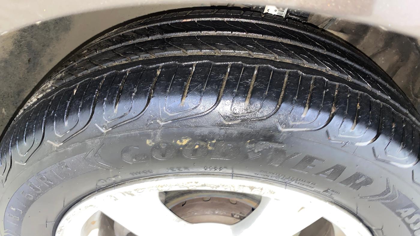 2015 Volkswagen Vento COMFORTLINE 1.6, Petrol, Manual, 1,08,866 km, Left Front Tyre Tread
