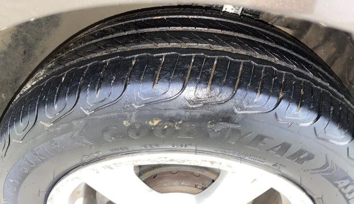 2015 Volkswagen Vento COMFORTLINE 1.6, Petrol, Manual, 1,08,963 km, Left Front Tyre Tread