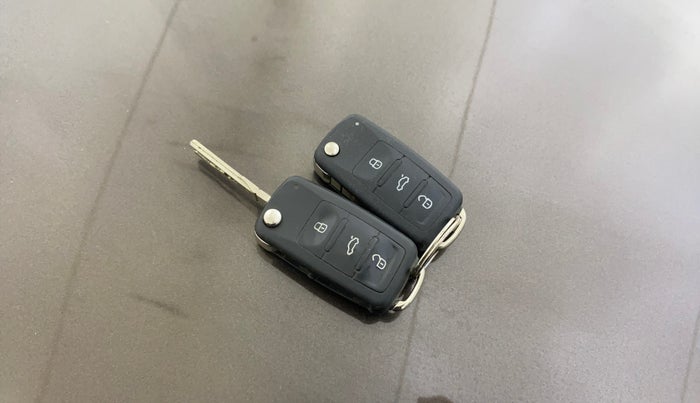 2015 Volkswagen Vento COMFORTLINE 1.6, Petrol, Manual, 1,08,963 km, Key Close Up