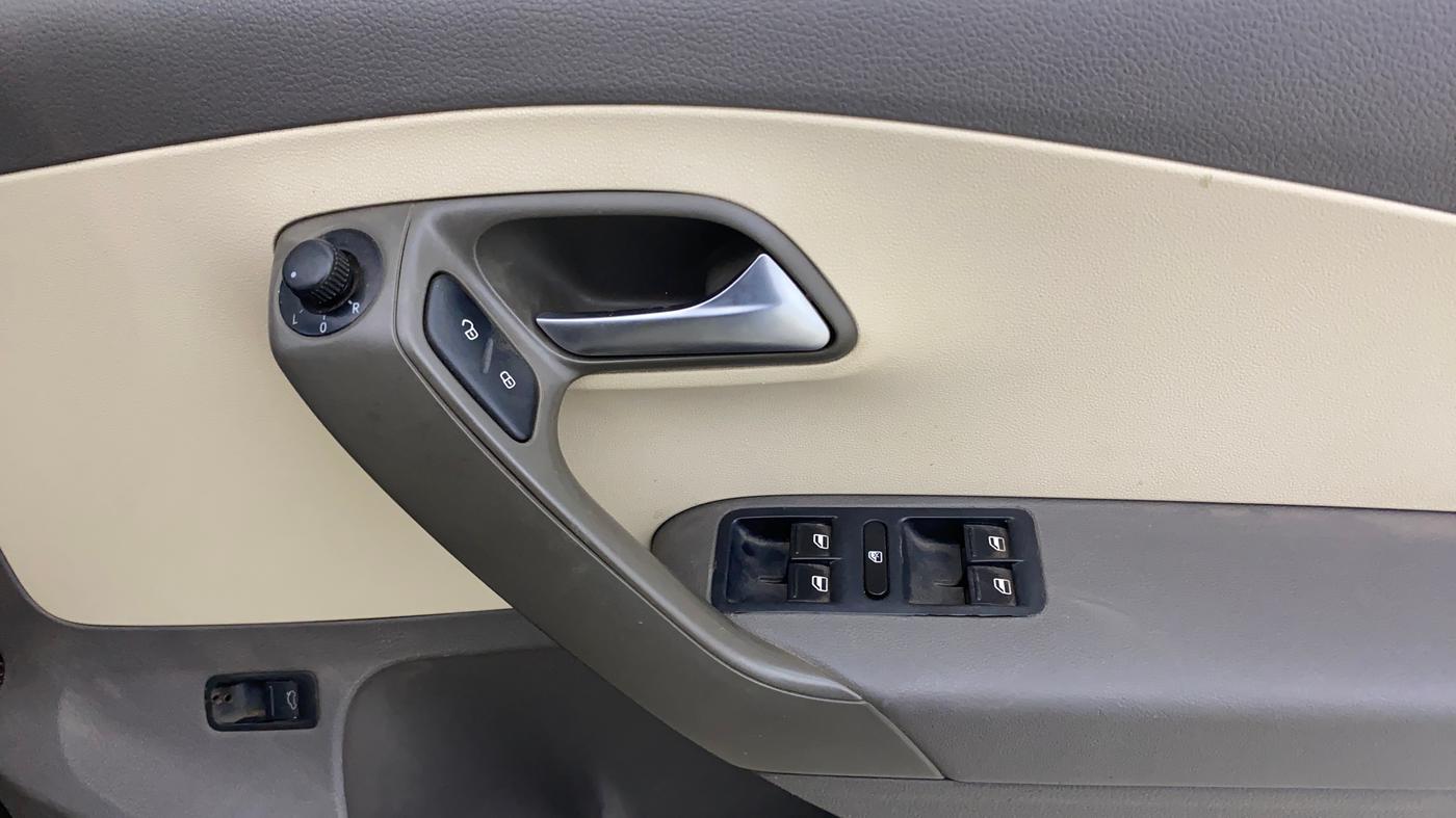 2015 Volkswagen Vento COMFORTLINE 1.6, Petrol, Manual, 1,08,866 km, Driver Side Door Panels Control