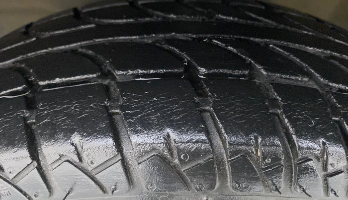 2015 Maruti Wagon R 1.0 LXI CNG, CNG, Manual, 69,497 km, Left Front Tyre Tread