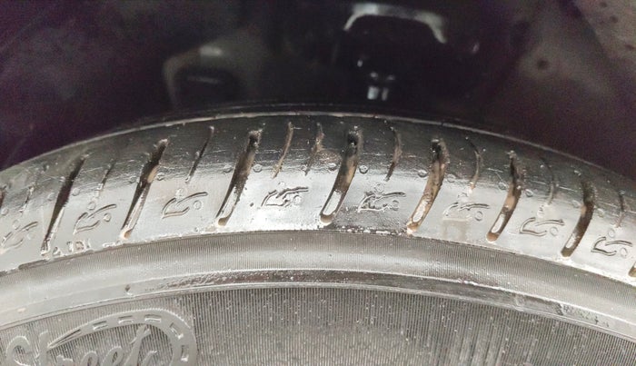 2022 KIA CARENS PRESTIGE PLUS 1.4 PETROL 7 STR, Petrol, Manual, 1,21,761 km, Left Front Tyre Tread