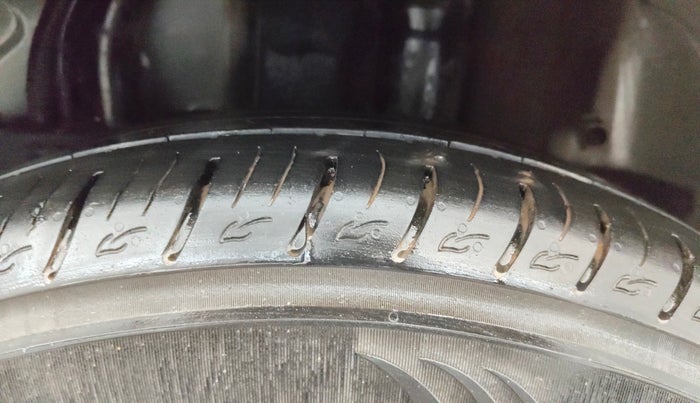 2022 KIA CARENS PRESTIGE PLUS 1.4 PETROL 7 STR, Petrol, Manual, 1,21,761 km, Left Rear Tyre Tread