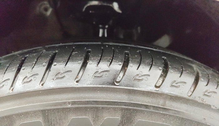 2022 KIA CARENS PRESTIGE PLUS 1.4 PETROL 7 STR, Petrol, Manual, 1,21,761 km, Right Front Tyre Tread