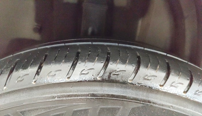 2022 KIA CARENS PRESTIGE PLUS 1.4 PETROL 7 STR, Petrol, Manual, 1,21,761 km, Right Rear Tyre Tread