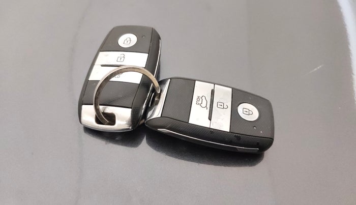 2022 KIA CARENS PRESTIGE PLUS 1.4 PETROL 7 STR, Petrol, Manual, 1,21,761 km, Key Close Up