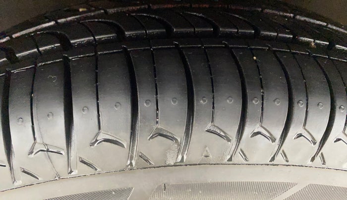 2014 Hyundai i10 MAGNA 1.1, Petrol, Manual, 84,121 km, Left Front Tyre Tread