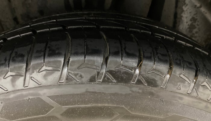 2020 Maruti XL6 ALPHA MT, Petrol, Manual, 1,39,988 km, Left Rear Tyre Tread