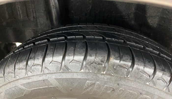 2014 Honda Brio S MT, Petrol, Manual, 29,286 km, Right Rear Tyre Tread