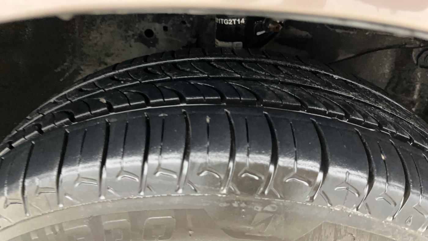 2014 Honda Brio S MT, Petrol, Manual, 29,359 km, Right Front Tyre Tread