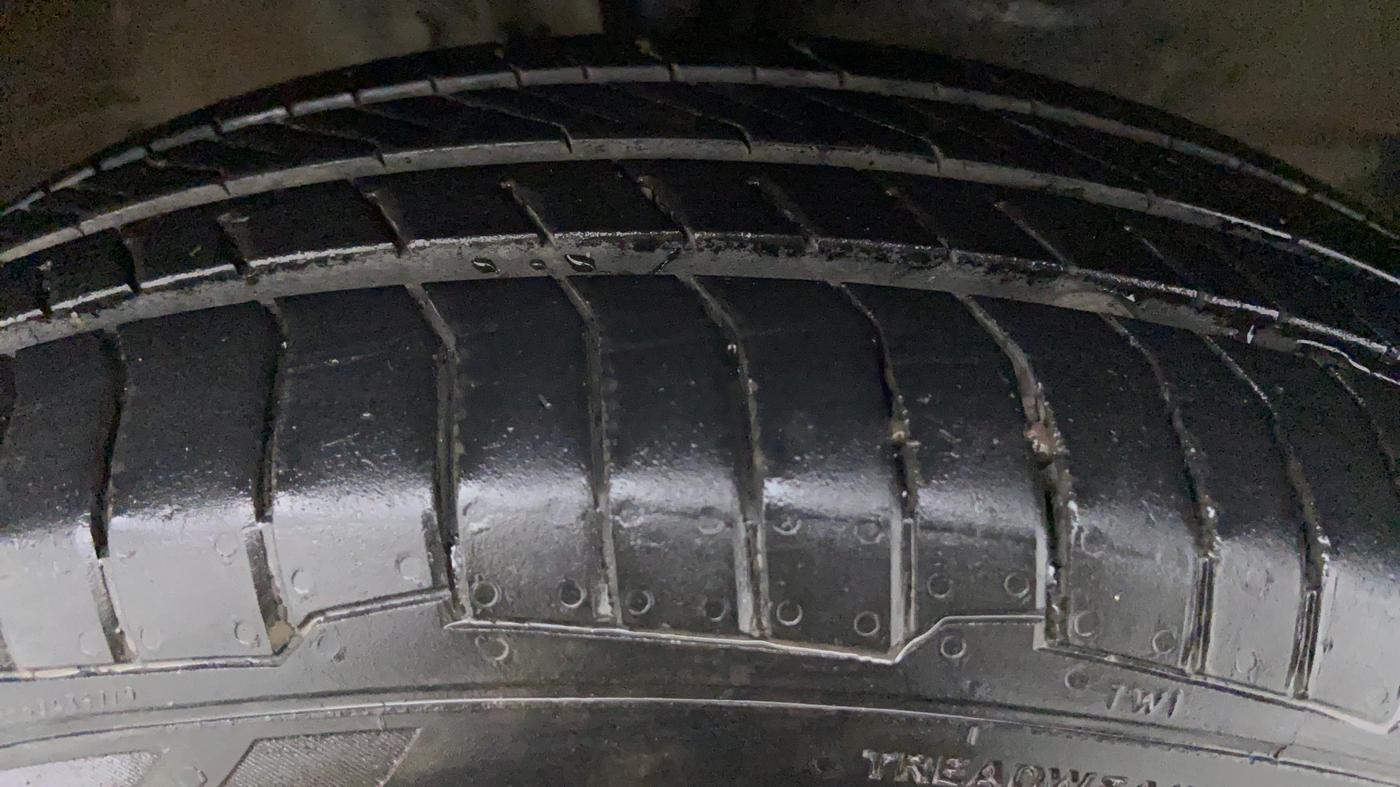 2016 Maruti Wagon R 1.0 VXI AMT, Petrol, Automatic, 43,661 km, Right Front Tyre Tread