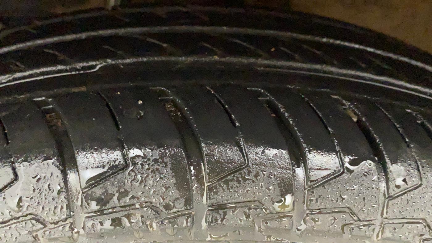 2021 Maruti Swift LXI, Petrol, Manual, 29,711 km, Left Front Tyre Tread