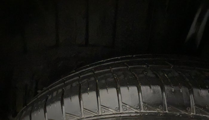 2019 Renault TRIBER RXZ, Petrol, Manual, 37,303 km, Left Rear Tyre Tread