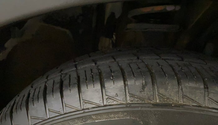 2019 Renault TRIBER RXZ, Petrol, Manual, 37,303 km, Right Front Tyre Tread