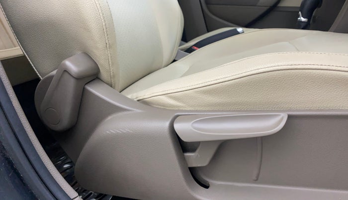 2016 Skoda Rapid 1.6 MPI STYLE PLUS AT, Petrol, Automatic, 87,383 km, Driver Side Adjustment Panel