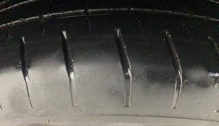 2016 Skoda Rapid 1.6 MPI STYLE PLUS AT, Petrol, Automatic, 87,383 km, Right Front Tyre Tread