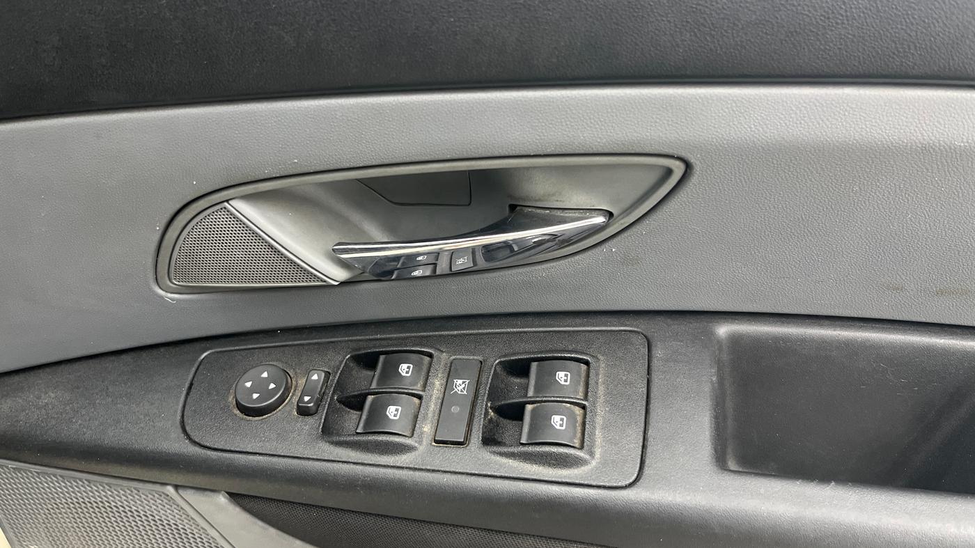 2013 Fiat Grand Punto Emotion 1.3, Diesel, Manual, 1,05,831 km, Driver Side Door Panels Control