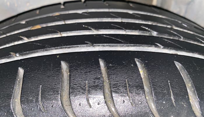 2016 Maruti Swift Dzire VXI, CNG, Manual, 96,129 km, Left Rear Tyre Tread