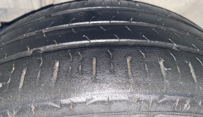 2016 Maruti Swift Dzire VXI, CNG, Manual, 96,129 km, Right Rear Tyre Tread