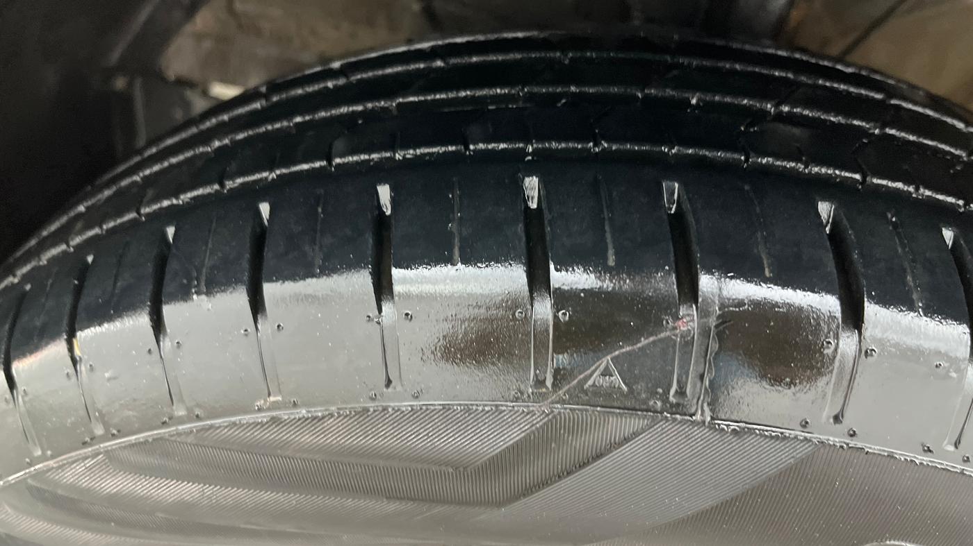2023 Maruti Swift ZXI PLUS AMT, Petrol, Automatic, 14,108 km, Left Front Tyre Tread