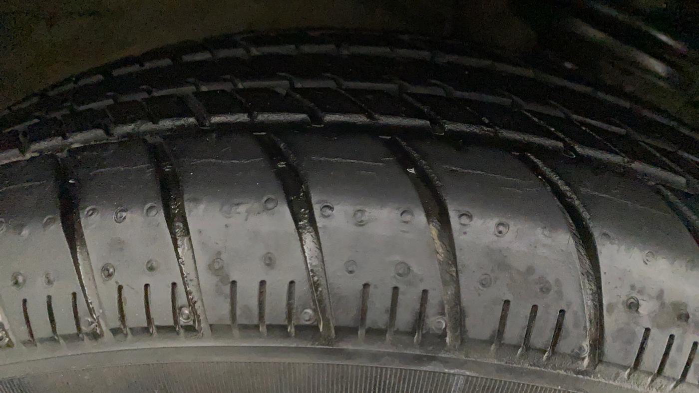 2011 Maruti Wagon R 1.0 VXI, Petrol, Manual, 41,074 km, Left Front Tyre Tread