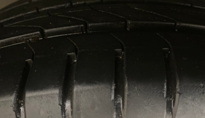 2020 Ford New Figo TITANIUM 1.2 PETROL MT, Petrol, Manual, 94,109 km, Left Front Tyre Tread