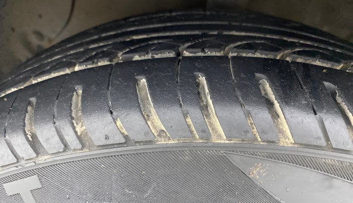 2017 Hyundai Grand i10 Sportz(O) 1.2 MT, Petrol, Manual, 61,081 km, Left Front Tyre Tread