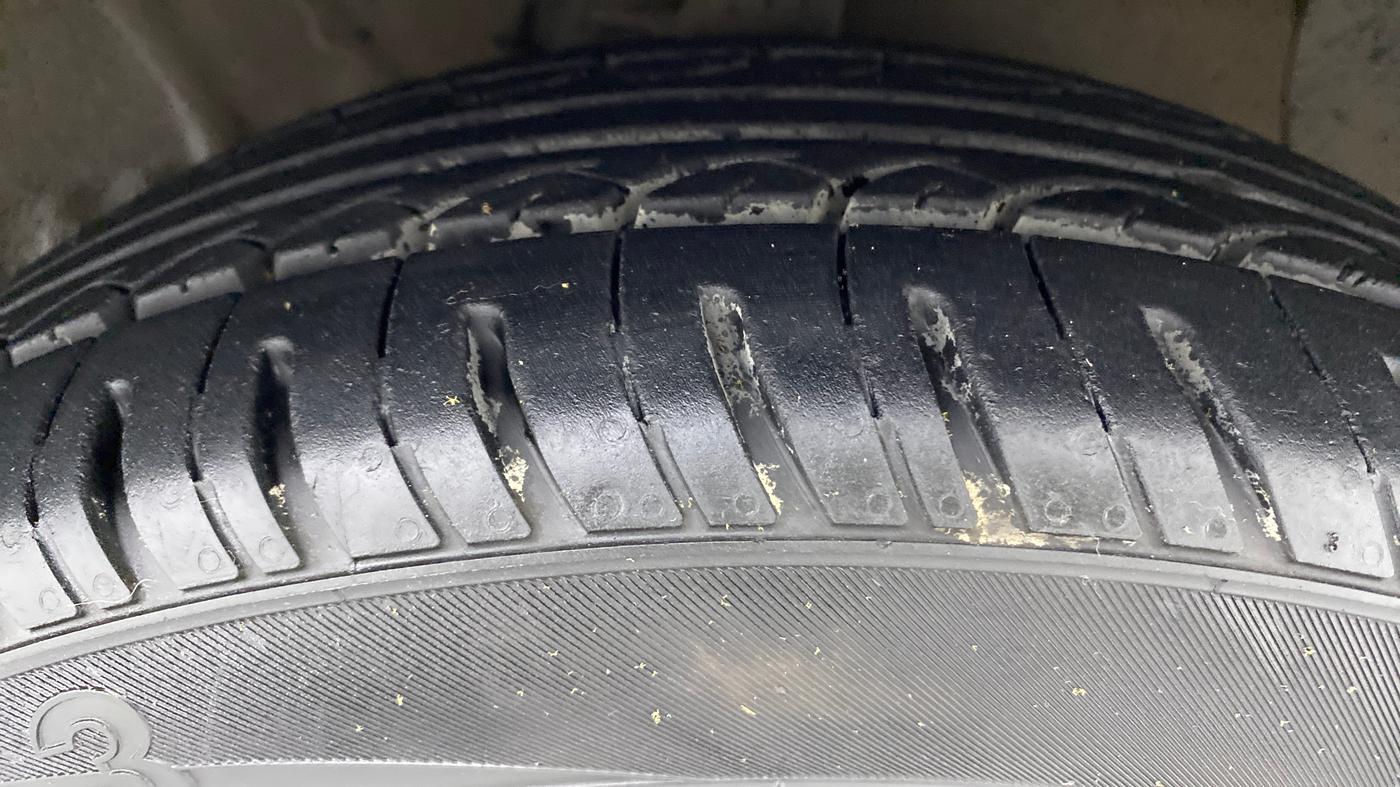 2017 Hyundai Grand i10 Sportz(O) 1.2 MT, Petrol, Manual, 61,081 km, Right Front Tyre Tread