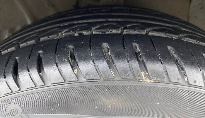 2017 Hyundai Grand i10 Sportz(O) 1.2 MT, Petrol, Manual, 61,081 km, Right Front Tyre Tread