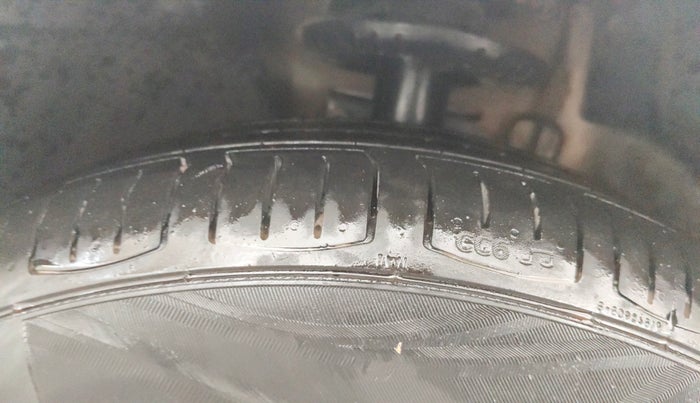 2013 Volkswagen Vento HIGHLINE DIESEL 1.6, Diesel, Manual, 85,883 km, Left Front Tyre Tread