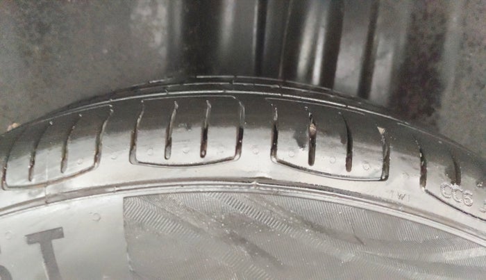 2013 Volkswagen Vento HIGHLINE DIESEL 1.6, Diesel, Manual, 85,883 km, Left Rear Tyre Tread