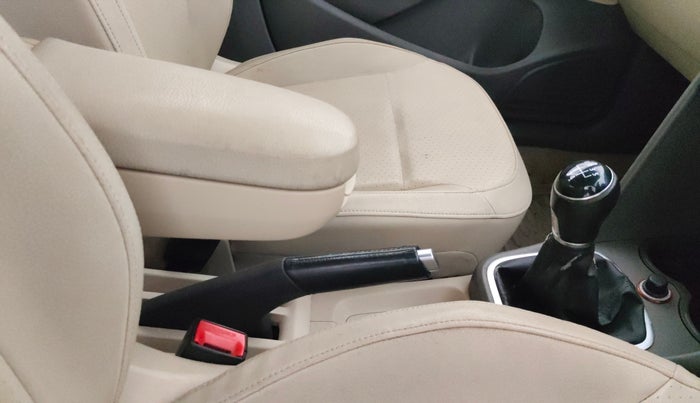 2013 Volkswagen Vento HIGHLINE DIESEL 1.6, Diesel, Manual, 85,883 km, Gear Lever