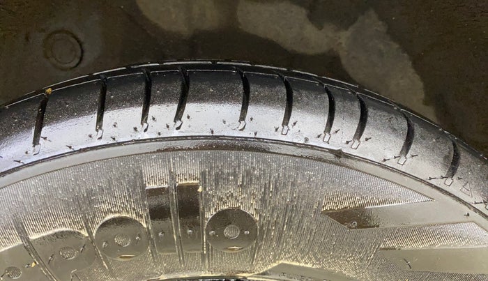 2014 Hyundai i10 MAGNA 1.1, Petrol, Manual, 28,722 km, Right Rear Tyre Tread