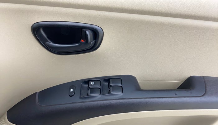 2014 Hyundai i10 MAGNA 1.1, Petrol, Manual, 28,722 km, Driver Side Door Panels Control