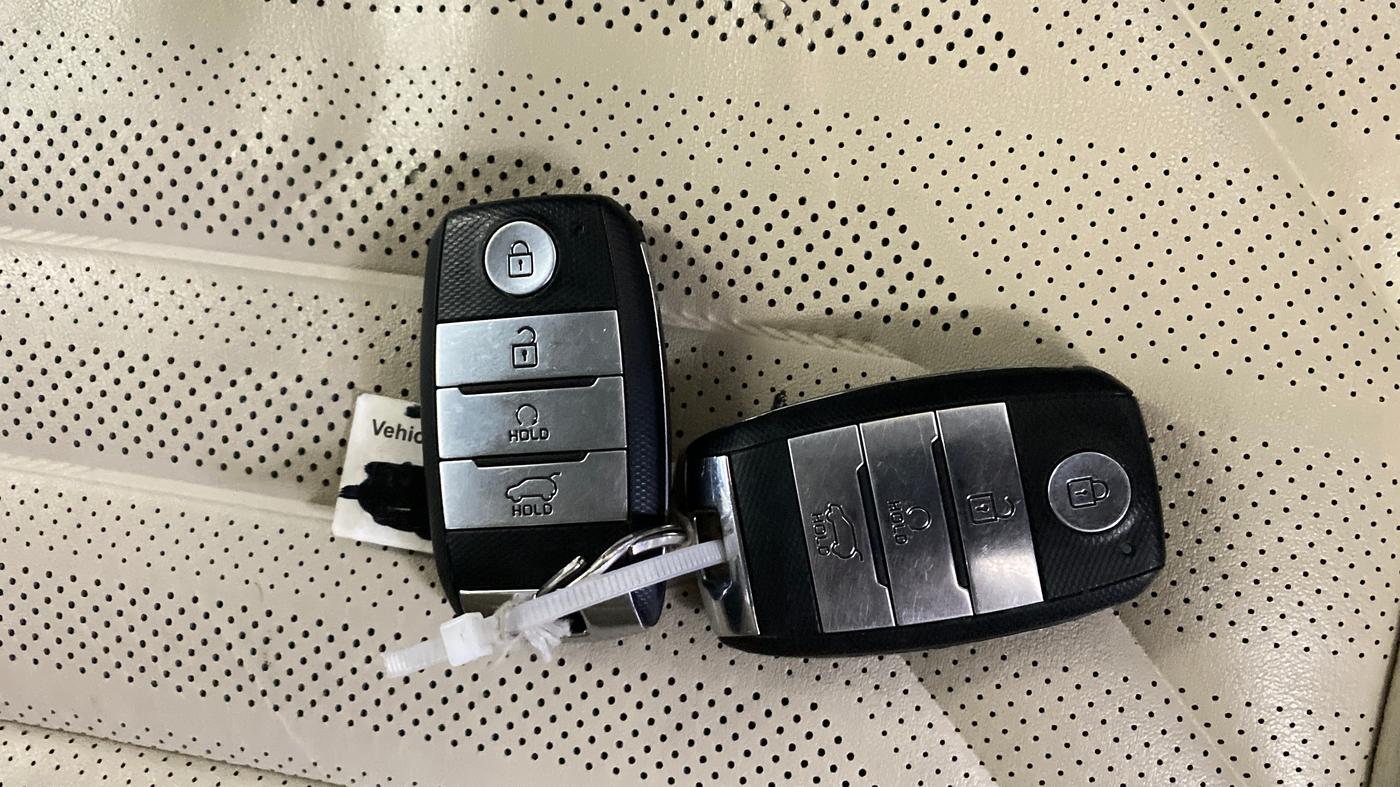 2022 KIA CARENS LUXURY PLUS 1.4 PETROL DCT 6 STR, Petrol, Automatic, 49,058 km, Key Close Up