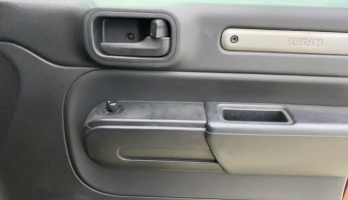 2021 Mahindra Thar LX D AT 4WD HT, Diesel, Automatic, 51,843 km, Driver Side Door Panels Control