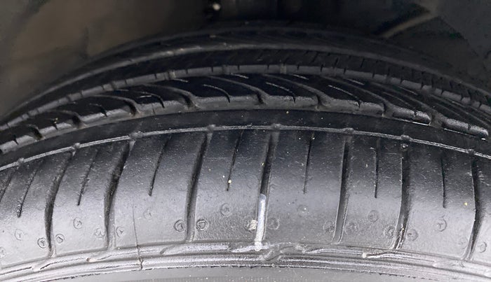 2016 Maruti Baleno ZETA DIESEL 1.3, Diesel, Manual, 71,342 km, Right Front Tyre Tread