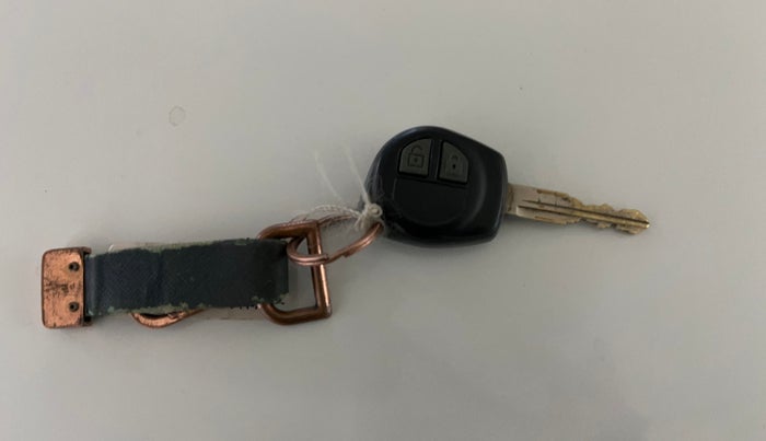 2017 Maruti Swift VXI, CNG, Manual, 59,149 km, Key Close Up