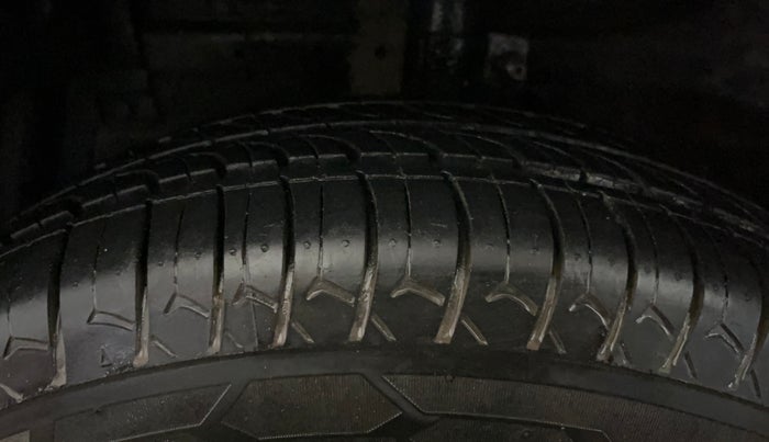 2017 Maruti Swift VXI, CNG, Manual, 59,149 km, Left Front Tyre Tread
