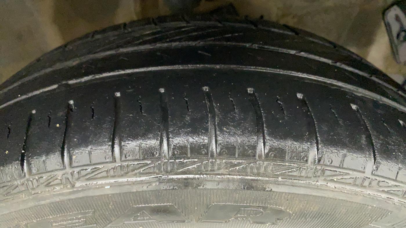2011 Hyundai i20 MAGNA (O) 1.2, Petrol, Manual, 83,110 km, Right Front Tyre Tread