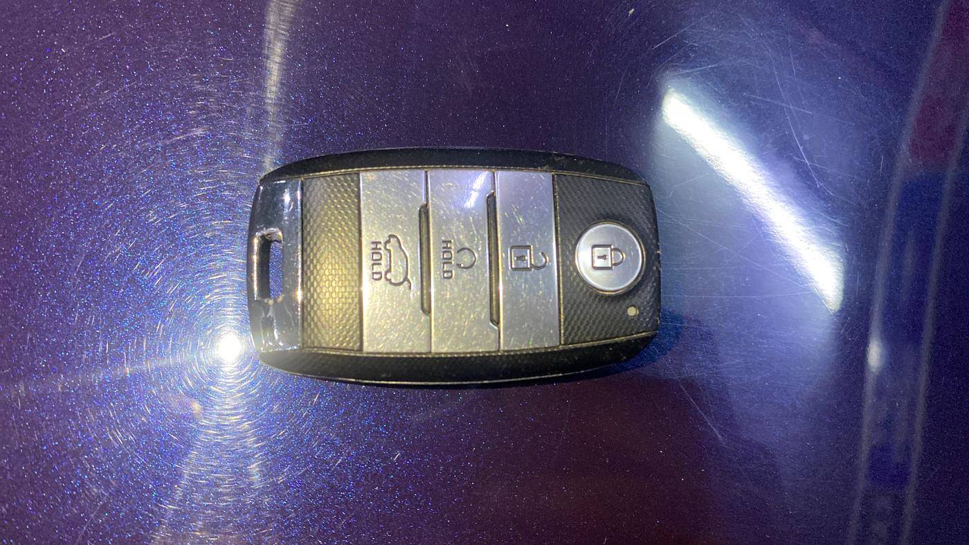 2022 KIA CARENS LUXURY PLUS 1.4 PETROL DCT 7 STR, Petrol, Automatic, 25,776 km, Key Close Up