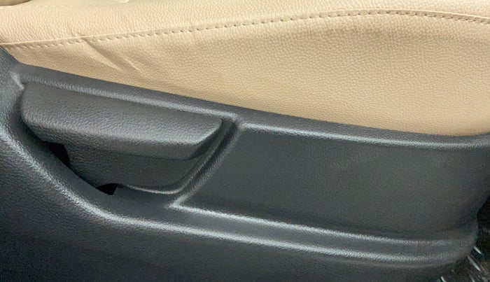 2016 Hyundai Eon ERA PLUS LPG, LPG, Manual, 54,374 km, Driver Side Adjustment Panel