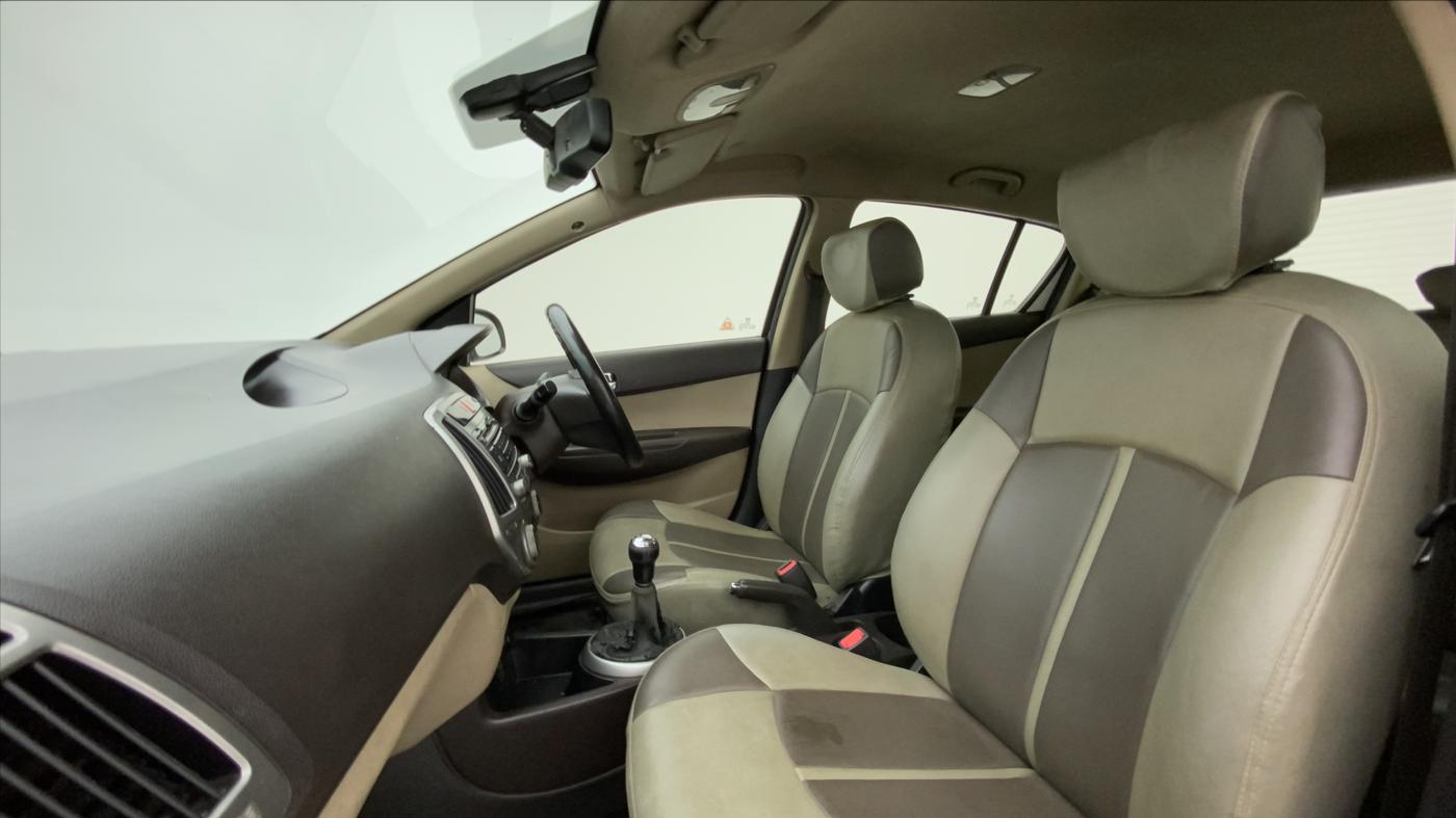 2013 Hyundai i20 SPORTZ 1.2, CNG, Manual, 97,279 km, Right Side Front Door Cabin