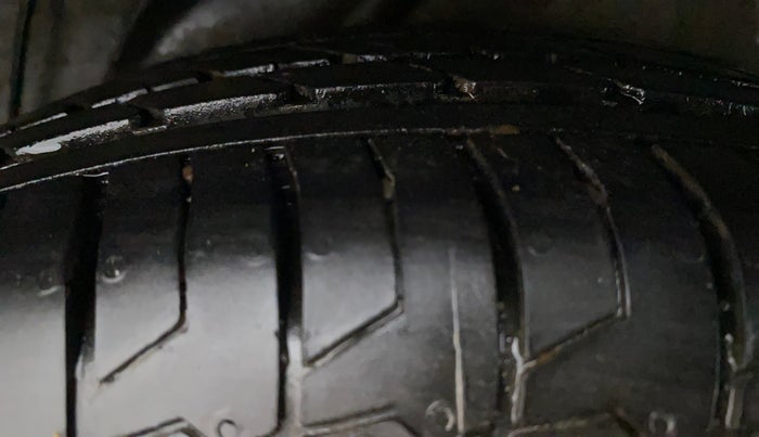 2013 Hyundai i20 SPORTZ 1.2, CNG, Manual, 97,279 km, Left Rear Tyre Tread