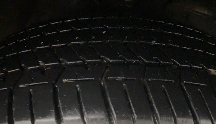 2015 Mahindra XUV500 W6, Diesel, Manual, 1,08,852 km, Right Front Tyre Tread