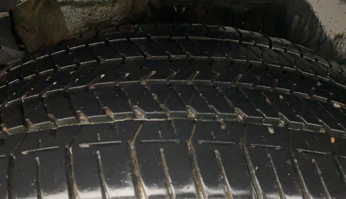 2015 Mahindra XUV500 W6, Diesel, Manual, 1,08,852 km, Right Rear Tyre Tread