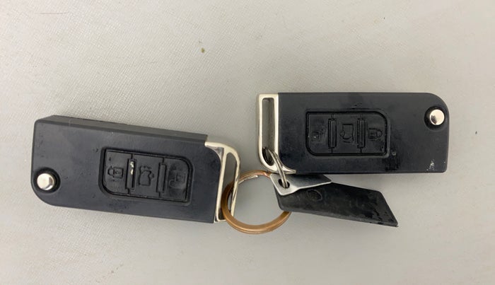 2015 Mahindra XUV500 W6, Diesel, Manual, 1,08,852 km, Key Close Up